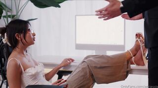 Secretary Aeries Steele Gives A Blowjob To Her Boss