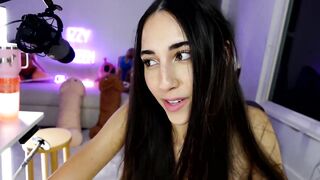 Izzy Green Masturbates In A Live Stream
